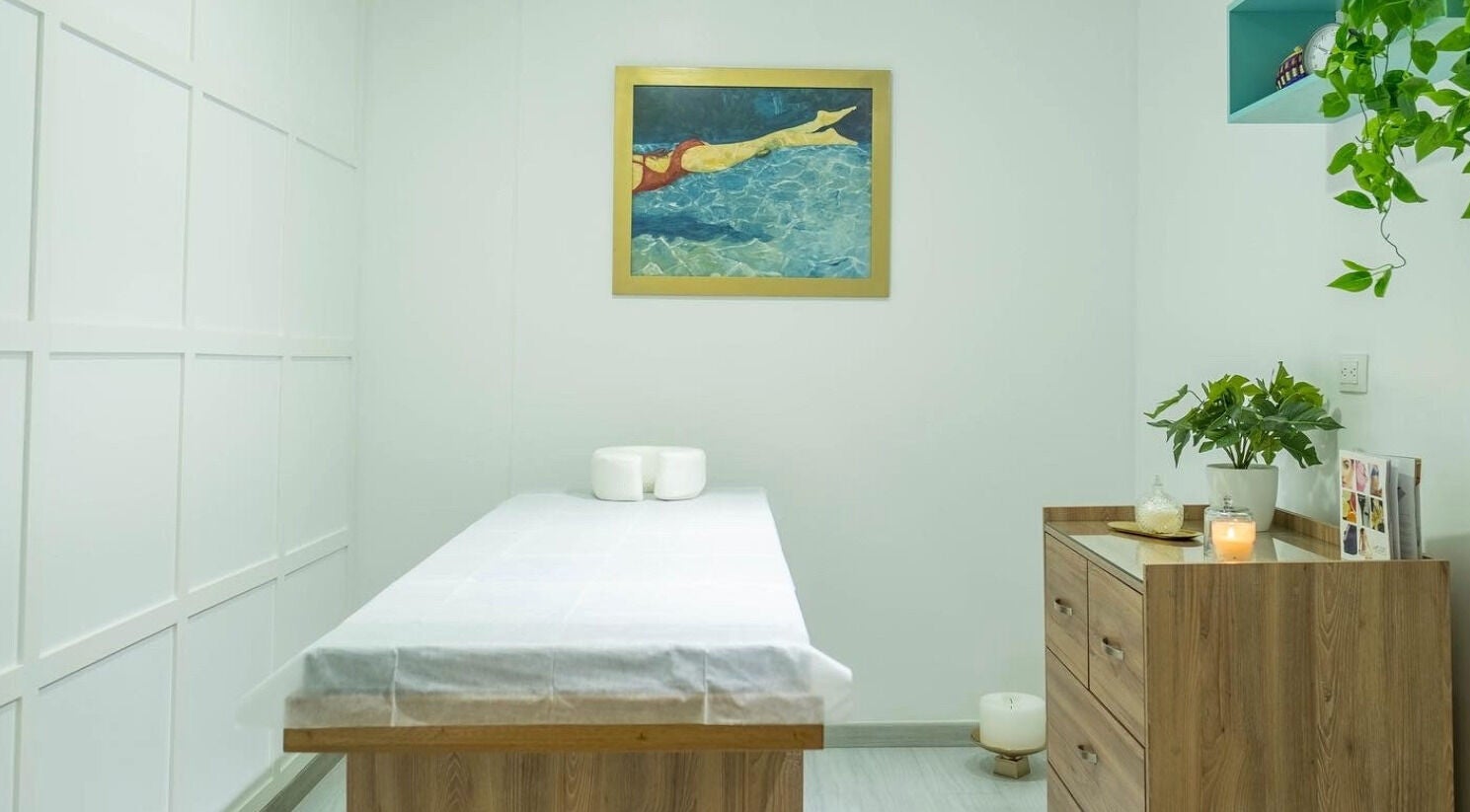 Sala de tratamiento en Wax Tan and Go Studio Bogota, Bogotá, CO con camilla y decoración relajante.