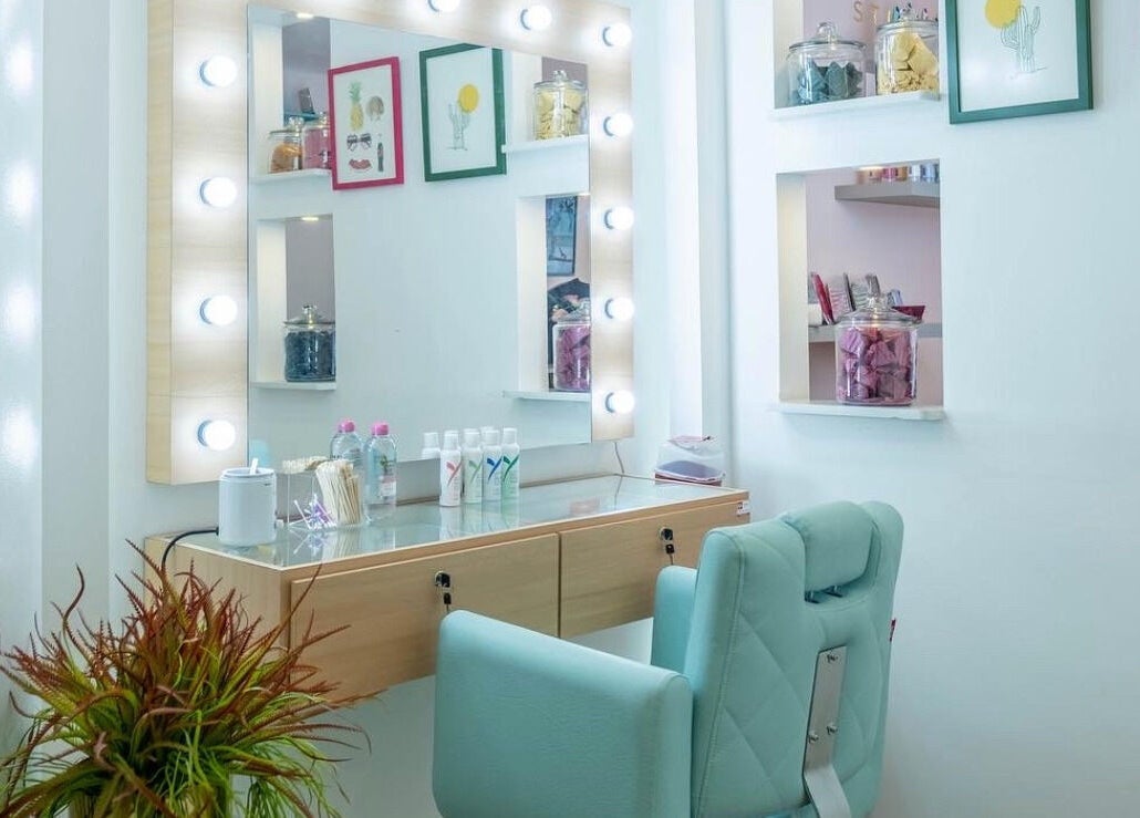 Estación de belleza moderna en Wax Tan and Go Studio Bogota, Bogotá, Bogotá, CO con espejos iluminados.