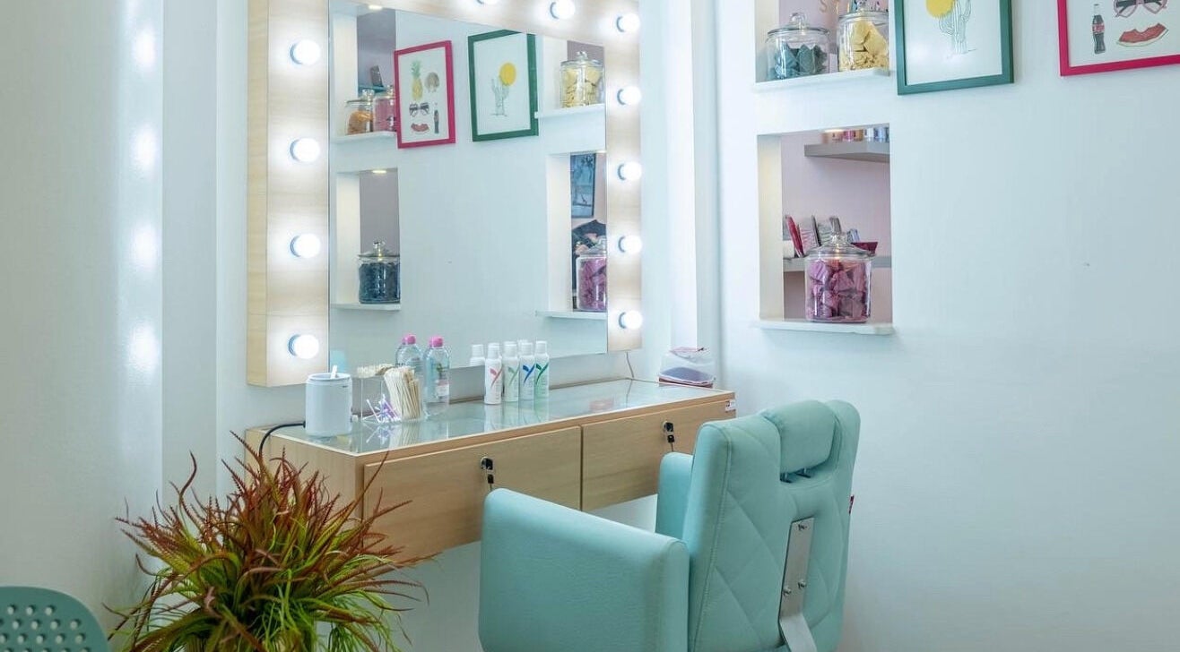 Estación de belleza moderna en Wax Tan and Go Studio Bogota, Bogotá, Bogotá, CO con espejos iluminados.