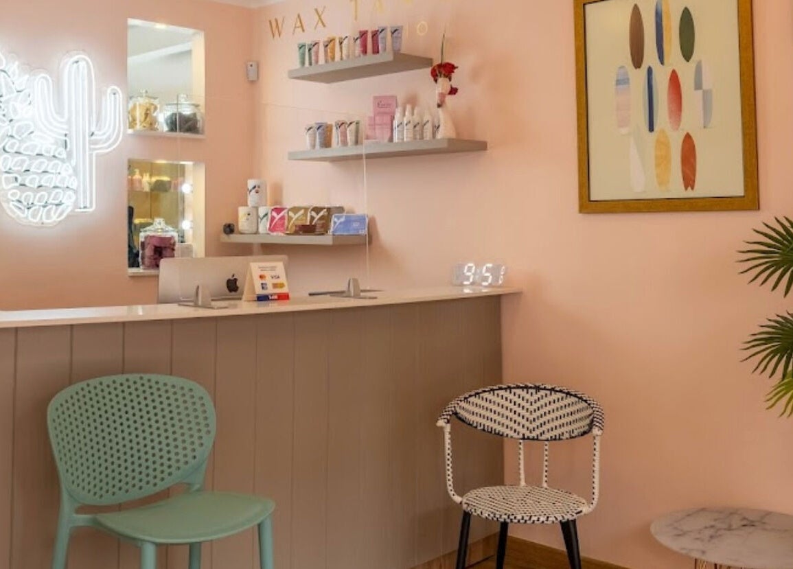 Recepción de Wax Tan and Go Studio Bogota en Bogotá, Bogotá, CO, con decoración moderna y luminosa.