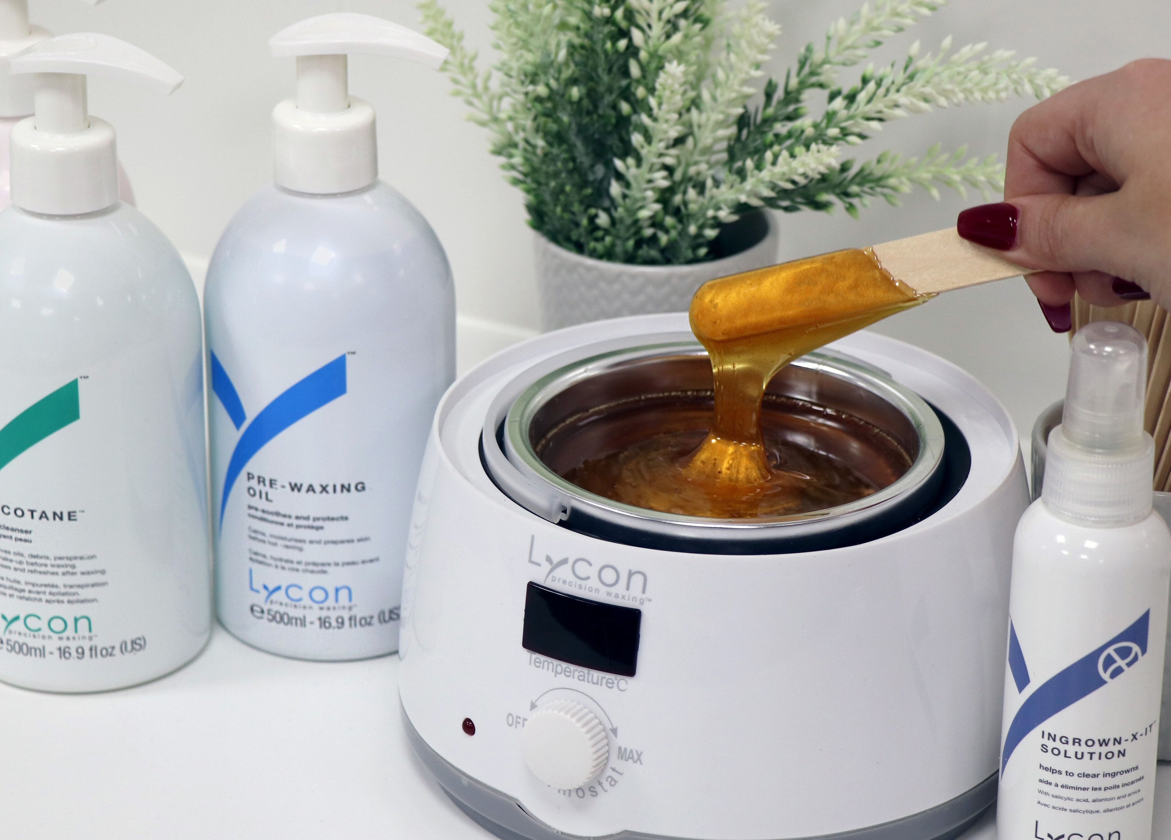 Productos de depilación en Wax Tan and Go Studio Bogota, Bogotá, Bogotá, CO, destacando cera dorada Lycon.