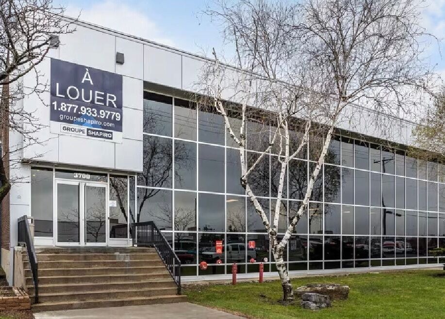 Façade moderne avec fenêtres à Meraki Browz, Montréal, Québec, CA