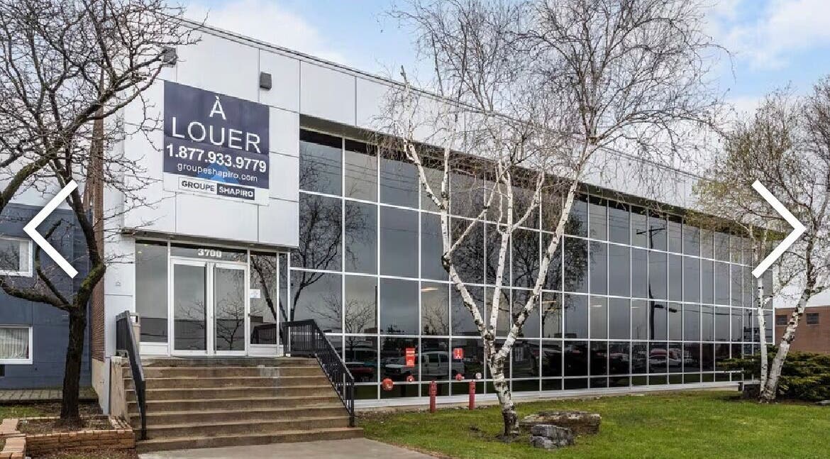 Façade moderne avec fenêtres à Meraki Browz, Montréal, Québec, CA