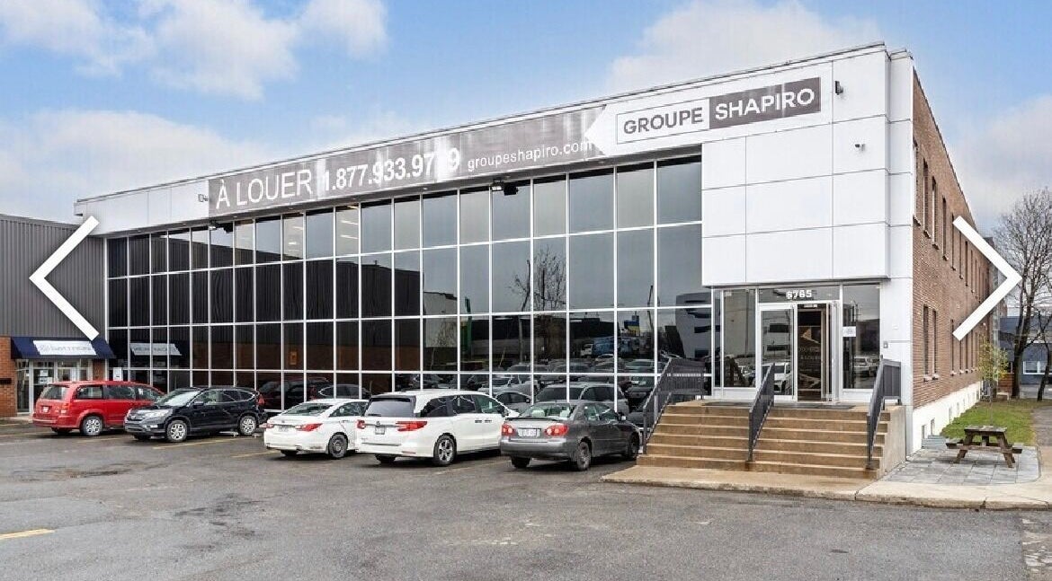 Façade du bâtiment Meraki Browz à Montréal, Québec, CA avec grandes fenêtres et parking.