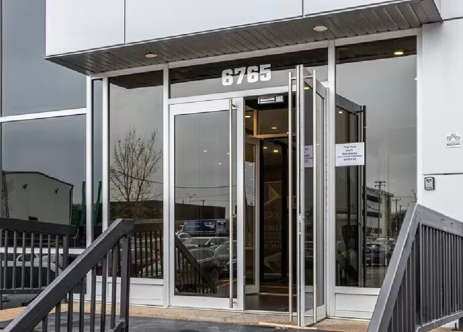 Entrée moderne de Meraki Browz à Montréal, Québec, CA, accueillante et lumineuse.