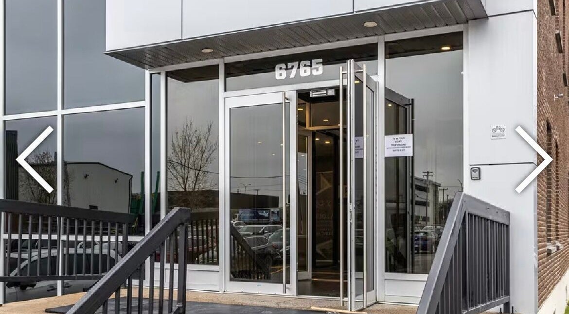 Entrée moderne de Meraki Browz à Montréal, Québec, CA, accueillante et lumineuse.