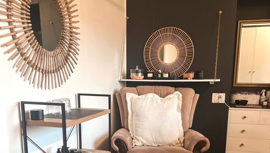 Cozy relaxation corner in Beauty Bar 11, Flinders View, Queensland, AU with elegant decor and comfortable seating.
