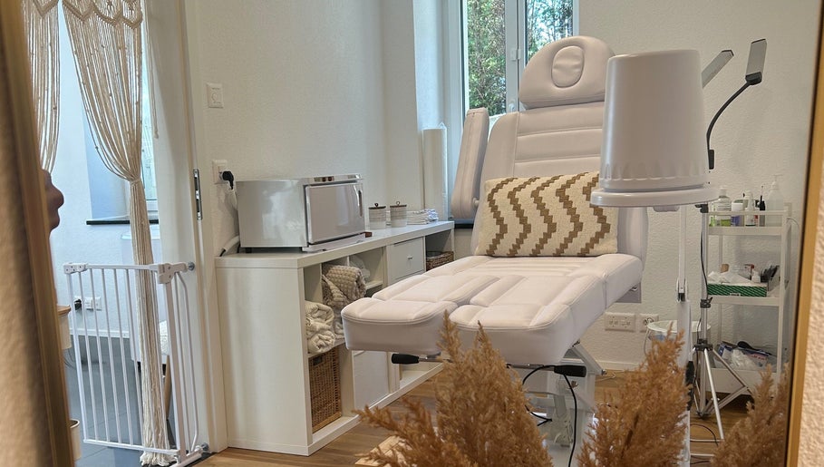 The Pamper Room - English Speaking Nail Artist in Bern specialising in BIAB | Gellack | Manicures | Pedicures afbeelding 1