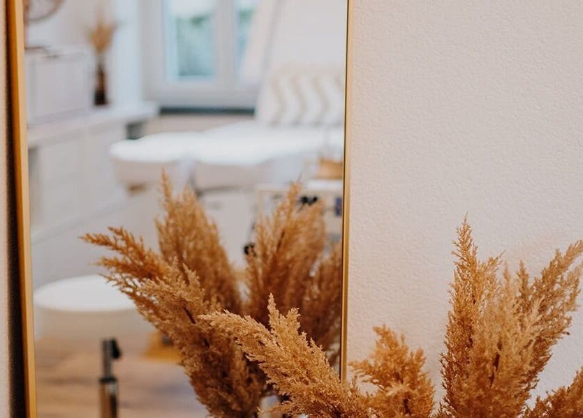 Elegant interior of The Pamper Room, Bern featuring a mirror and pampas grass decor in Bern, Switzerland, CH.