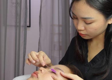 Expert lash enhancement at Leann Aesthetic, Puchong, Selangor, MY, showcasing precision beauty care.