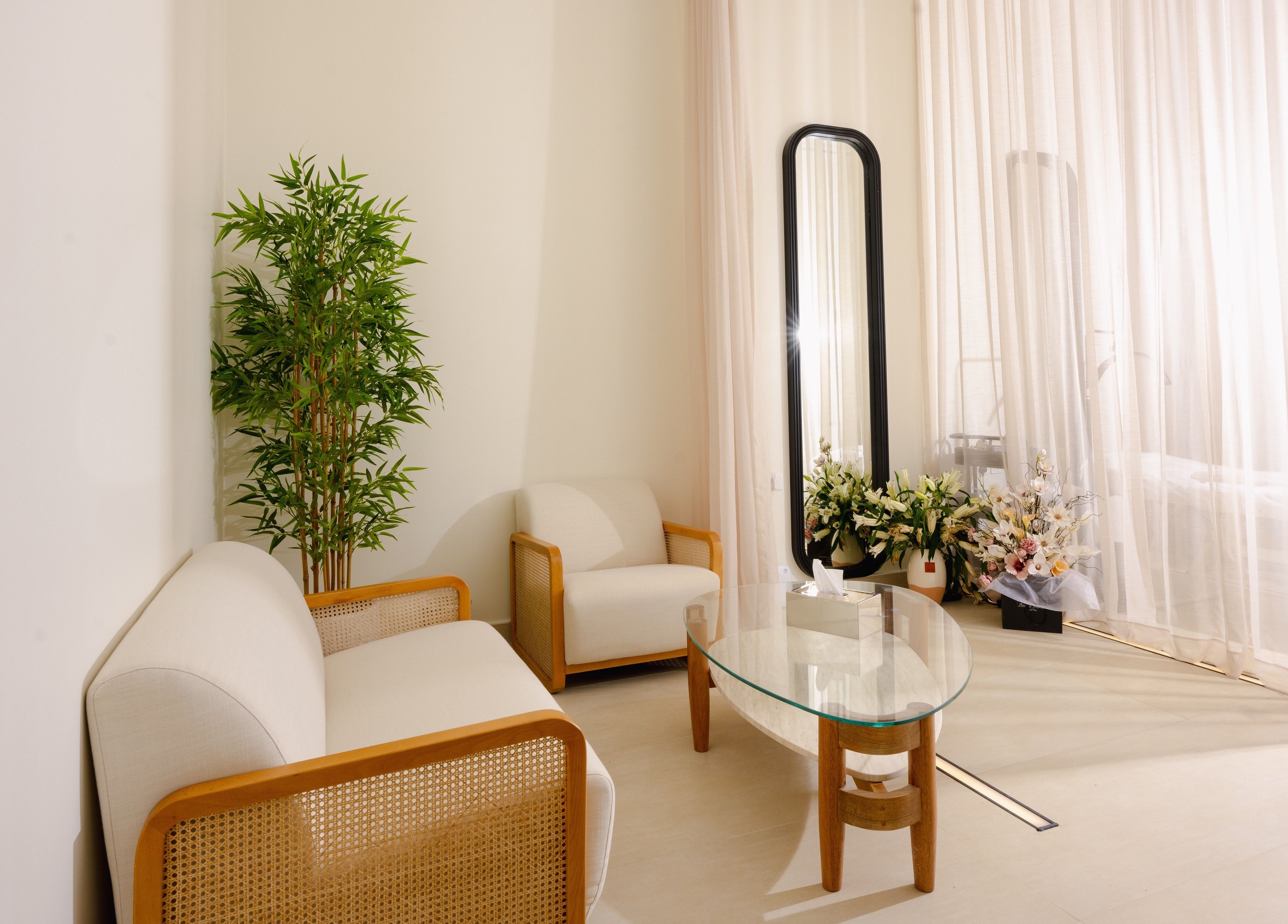 Relaxing lounge area at Hello Lashes, Riyadh, Riyadh Province, SA, featuring cozy sofas and elegant decor.