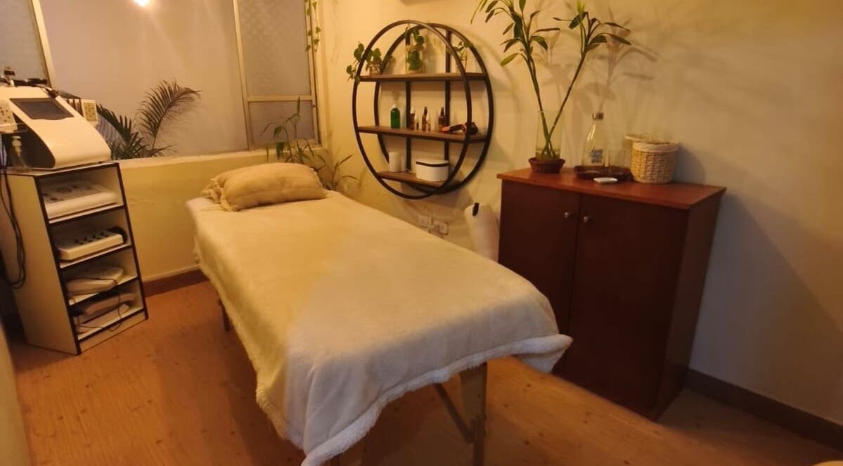 Sala de masajes en Luxe Massage, Surquillo, Provincia de Lima, PE, con camilla acogedora y decoración relajante.