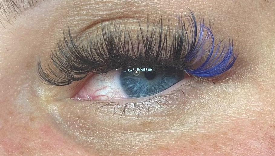 STRIPLASH&BROWS image 1