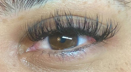 STRIPLASH&BROWS image 2