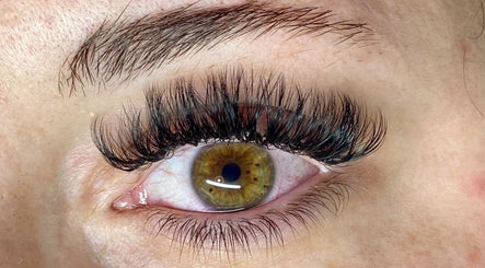STRIPLASH&BROWS image 3