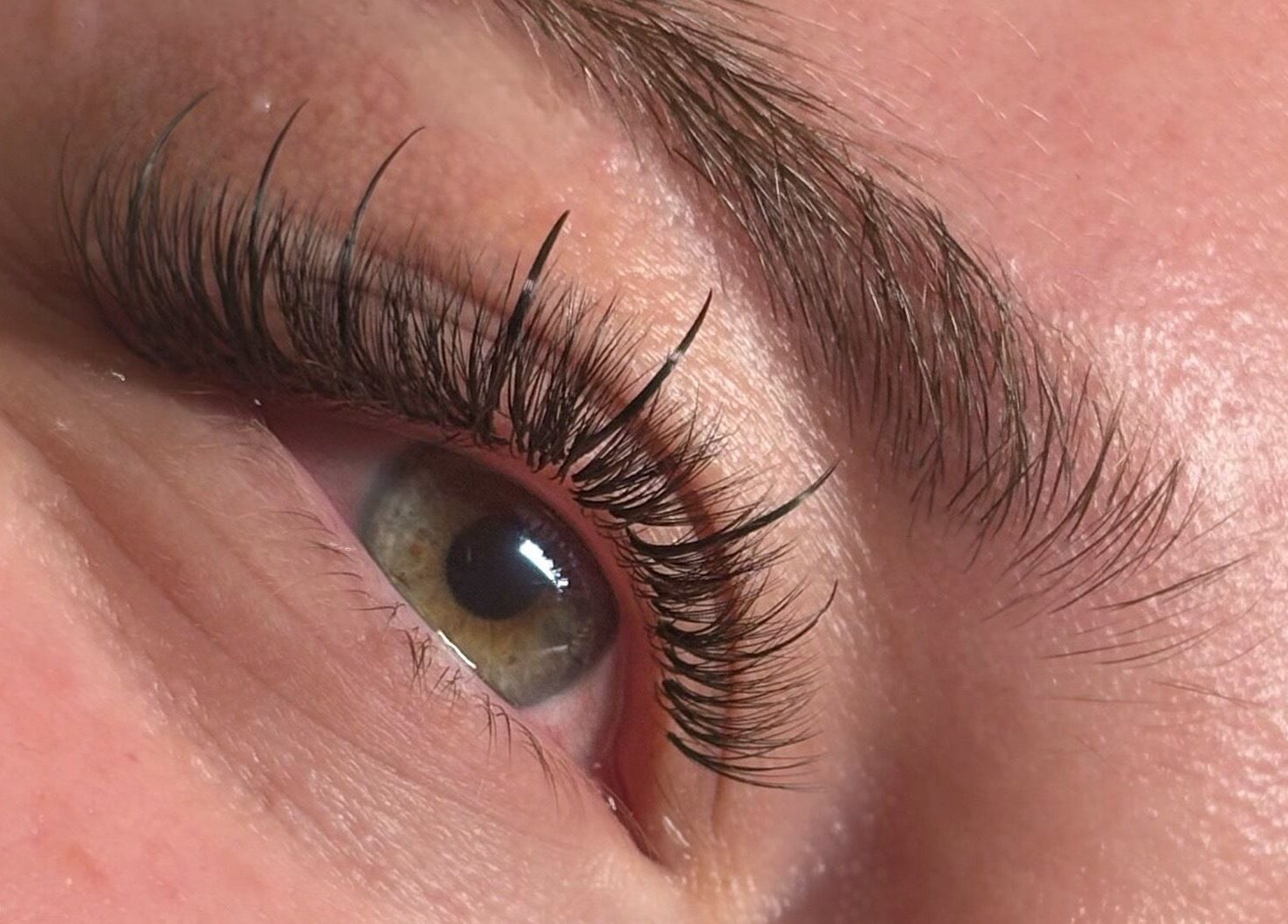 Extension de cils Belle Demoiselle à Coublevie, Auvergne-rhône-alpes, FR.