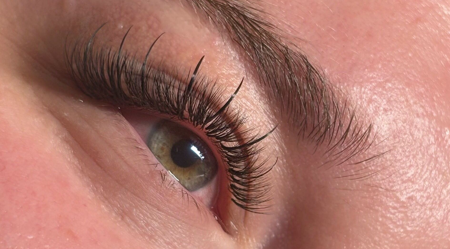 Extension de cils Belle Demoiselle à Coublevie, Auvergne-rhône-alpes, FR.