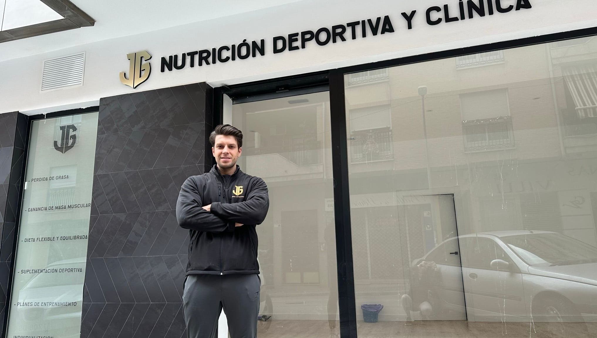 Fachada de la CONSULTA DE NUTRICIÓN en Martos, Andalucía, ES, con un especialista al frente.