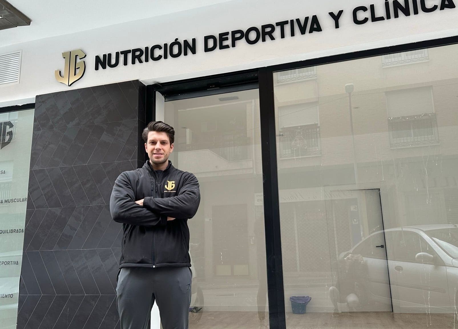 Fachada de la CONSULTA DE NUTRICIÓN en Martos, Andalucía, ES, con un especialista al frente.