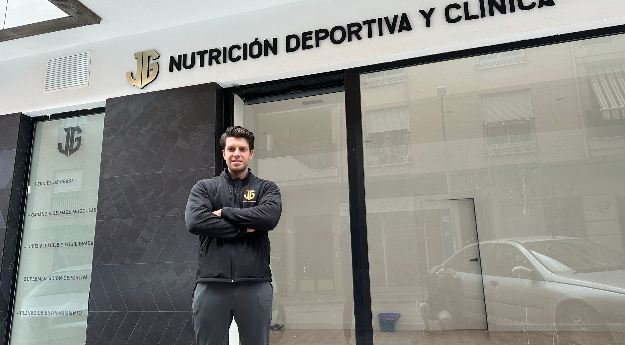 Fachada de la CONSULTA DE NUTRICIÓN en Martos, Andalucía, ES, con un especialista al frente.