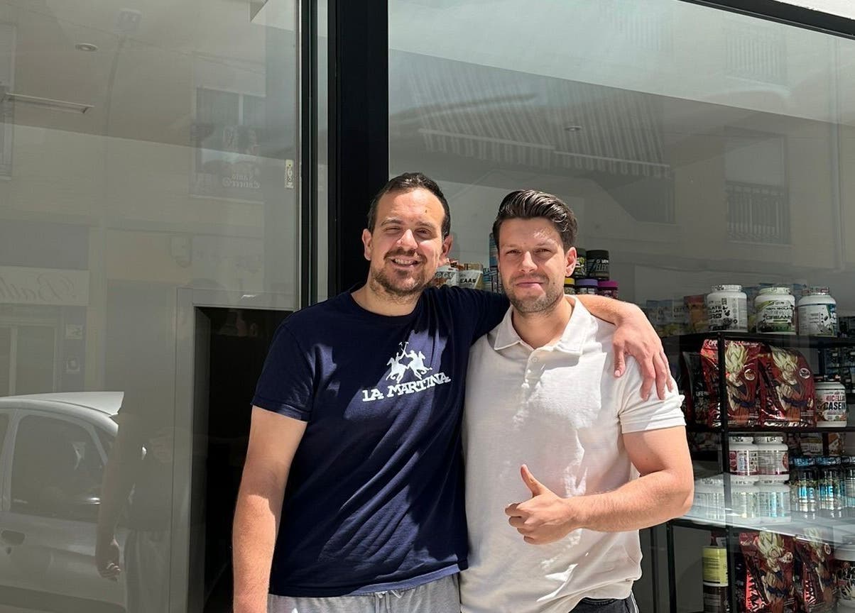 Dos personas sonrientes frente a CONSULTA DE NUTRICIÓN en Martos, Andalucía, ES.