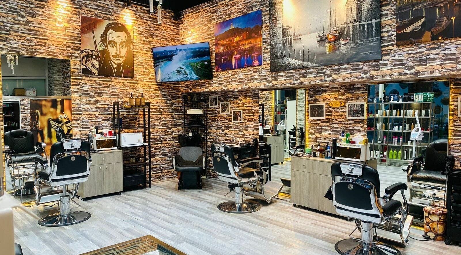 Elegant interior of Marseille Gents Salon in دبي, دبي, AE with modern chairs and vibrant wall art.