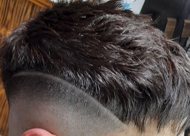 Estilo moderno de corte de cabello en Sir Barber, Morón, Provincia de Buenos Aires, AR.