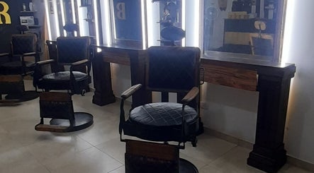 Sillas antiguas en SIR BARBER, Morón, Provincia de Buenos Aires, AR iluminadas por espejos.
