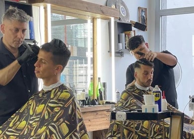 Barberos en SIR BARBER ofreciendo cortes modernos en Moron, Provincia de Buenos Aires, AR.