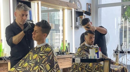 Barberos en SIR BARBER ofreciendo cortes modernos en Moron, Provincia de Buenos Aires, AR.