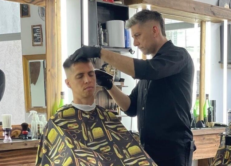 Barbero en SIR BARBER, Moron, Provincia de Buenos Aires, AR, realizando corte de cabello moderno.