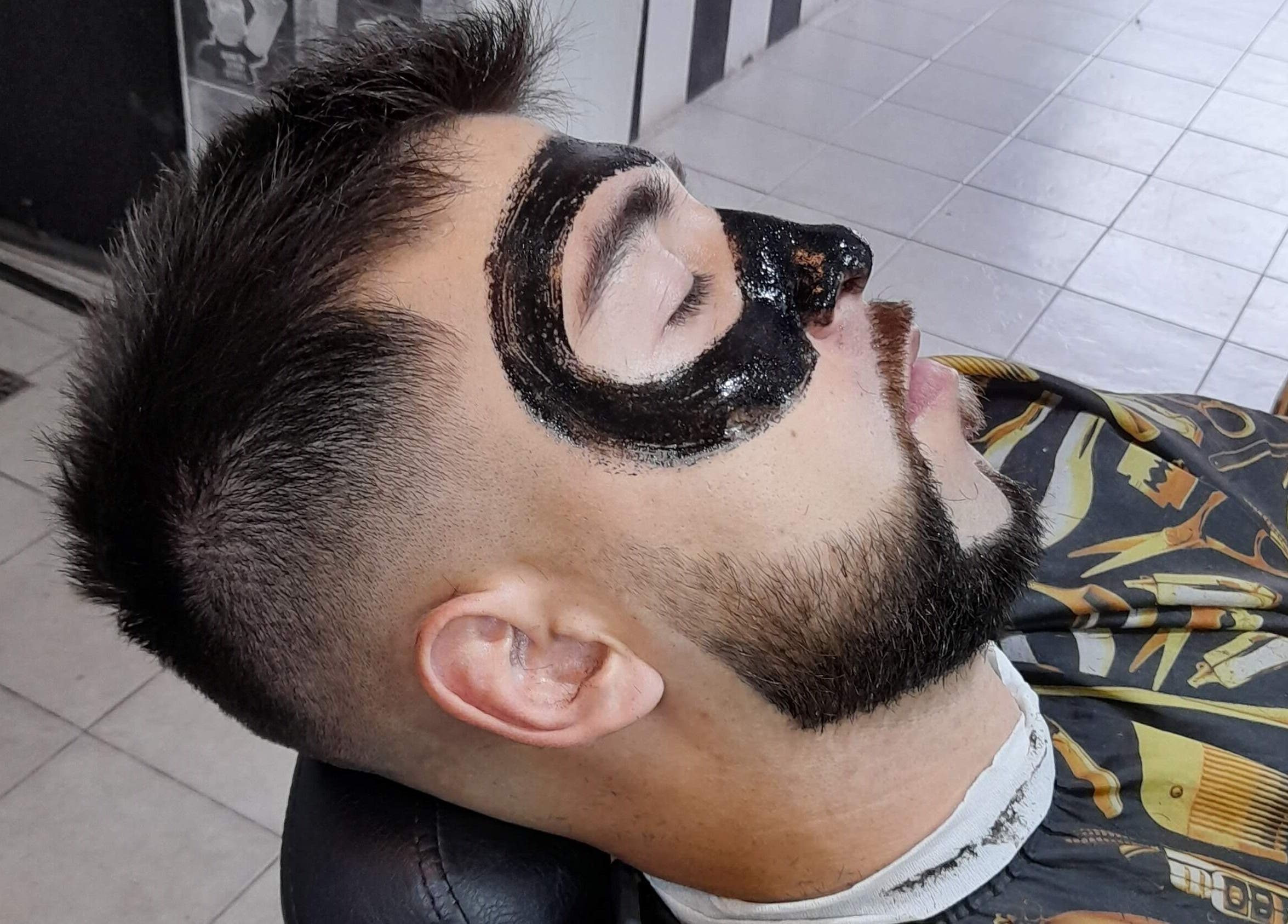 Tratamiento de mascarilla facial en SIR BARBER, Morón, Provincia de Buenos Aires, AR.