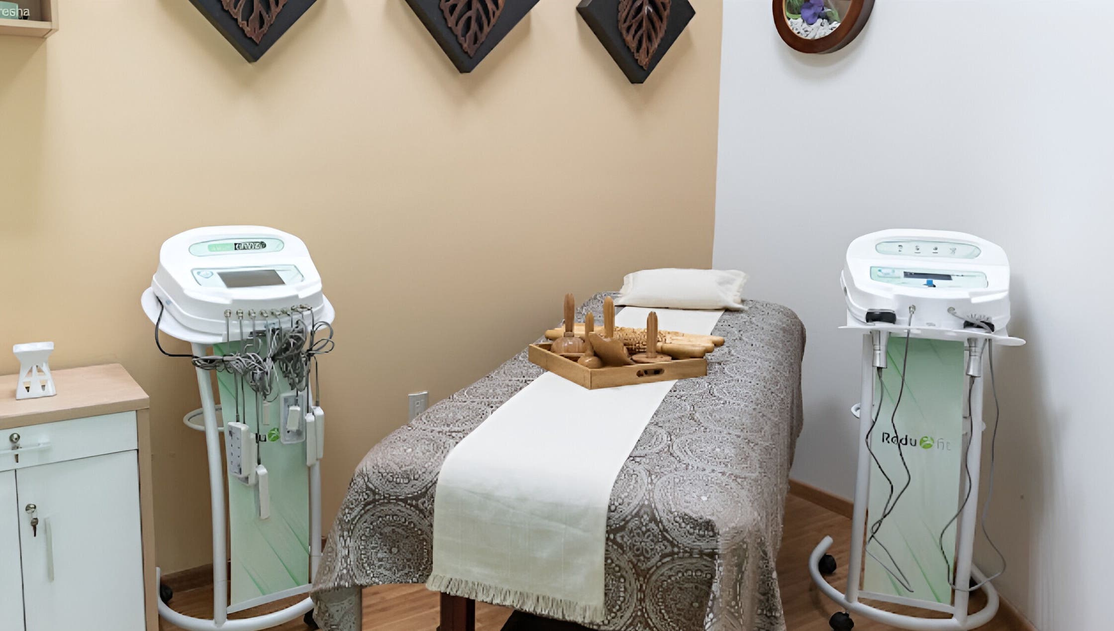 Sala de tratamiento en Redufit SPA en Tepic, Nayarit, MX, con mesa de masaje y equipos avanzados.