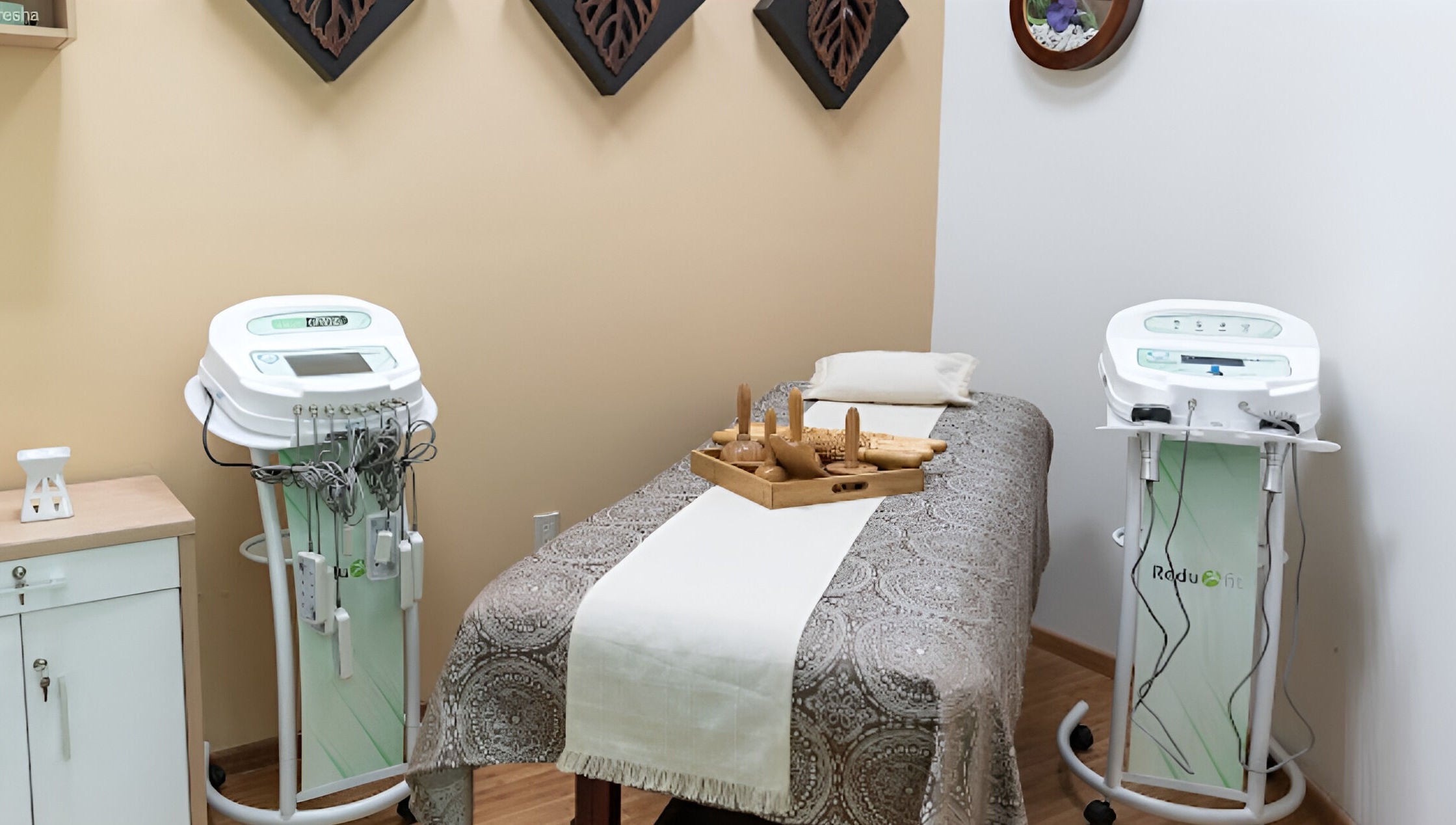 Sala de tratamiento en Redufit SPA en Tepic, Nayarit, MX, con mesa de masaje y equipos avanzados.