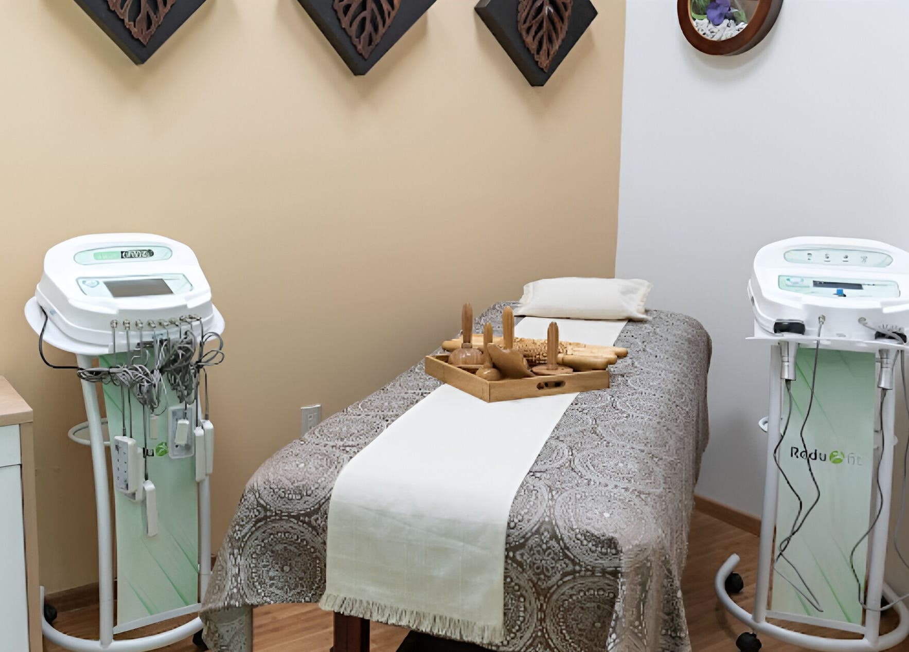 Sala de tratamiento en Redufit SPA en Tepic, Nayarit, MX, con mesa de masaje y equipos avanzados.