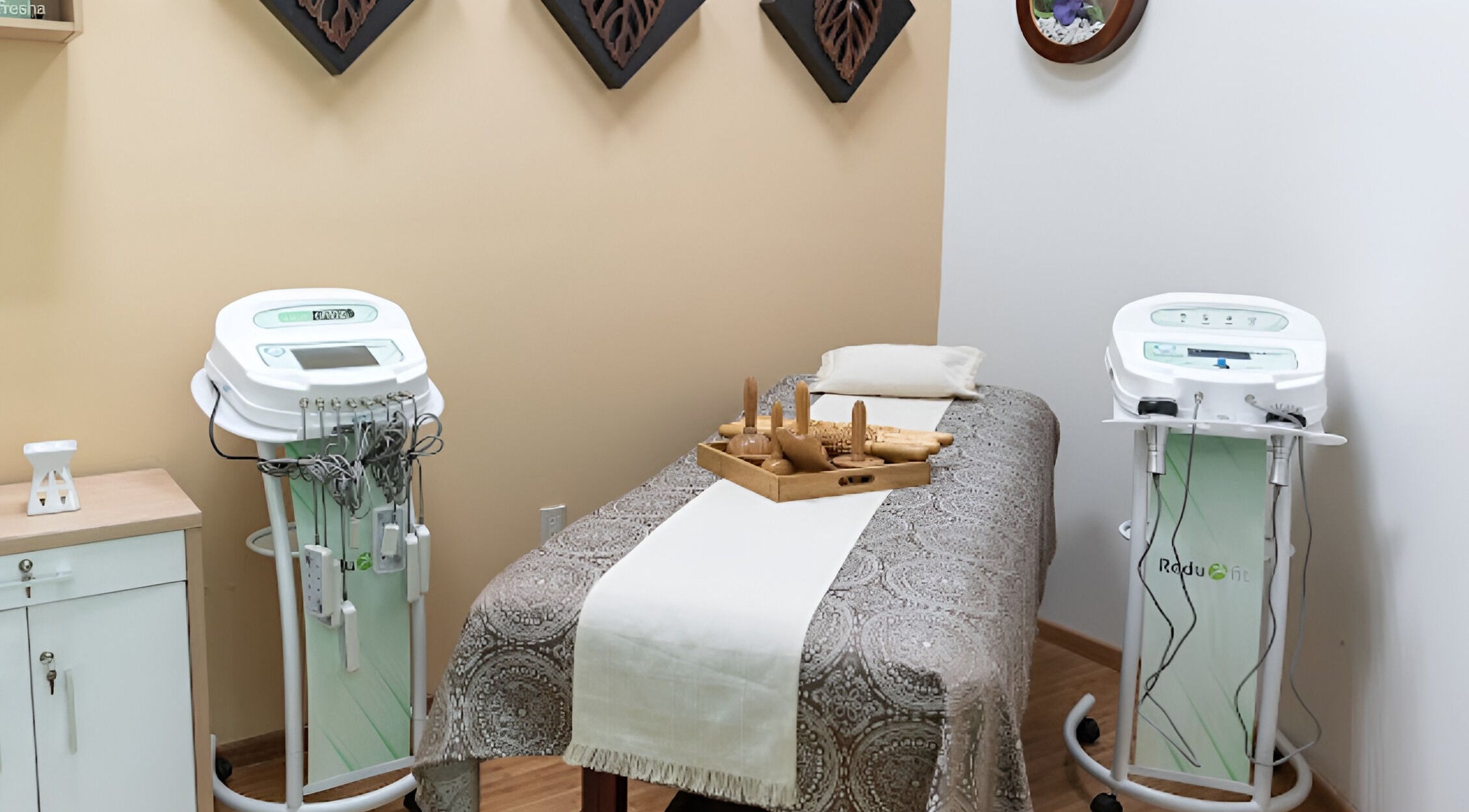 Sala de tratamiento en Redufit SPA en Tepic, Nayarit, MX, con mesa de masaje y equipos avanzados.