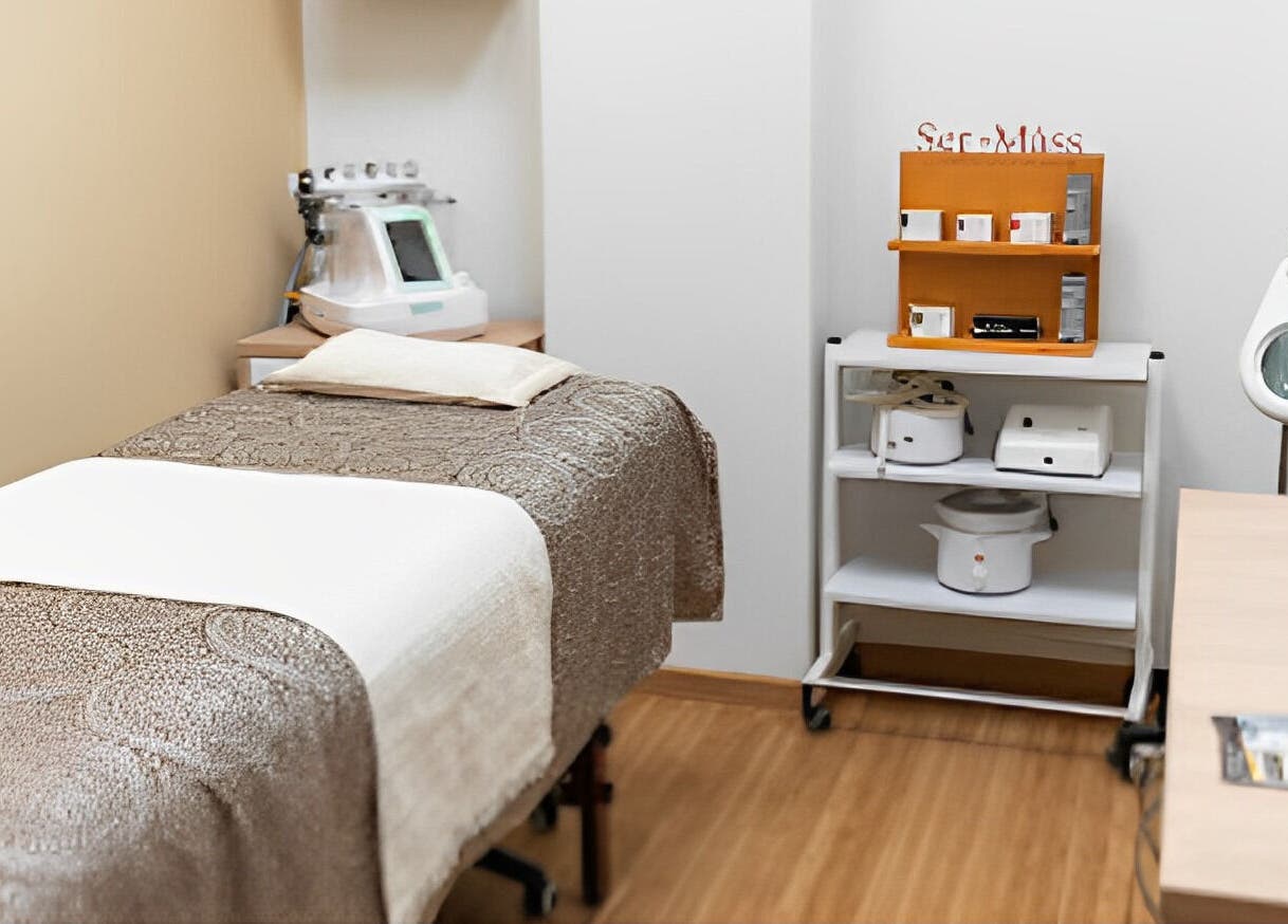 Habitación de tratamiento en Redufit SPA, Tepic, Nayarit, MX, con cama y equipo profesional.