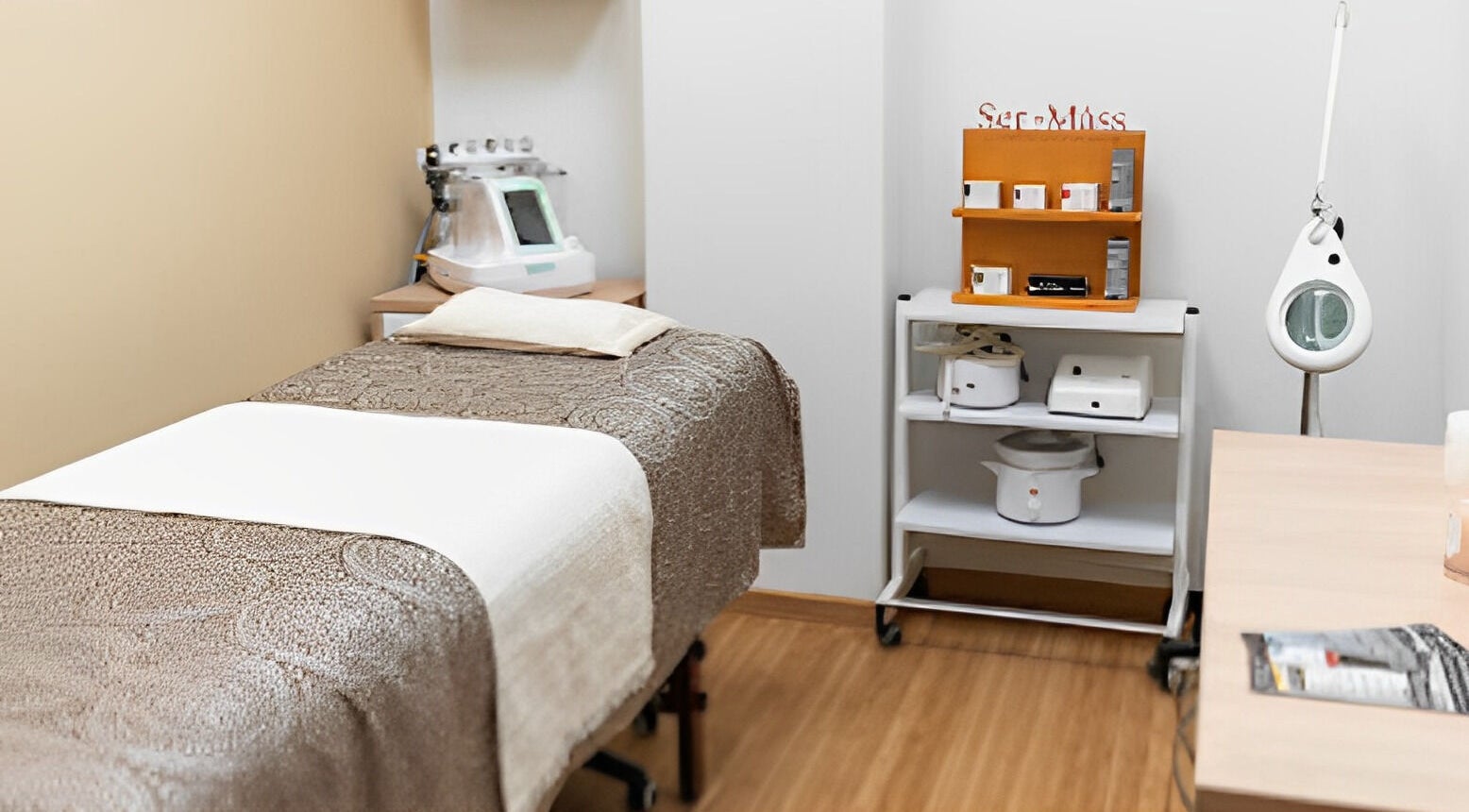 Habitación de tratamiento en Redufit SPA, Tepic, Nayarit, MX, con cama y equipo profesional.