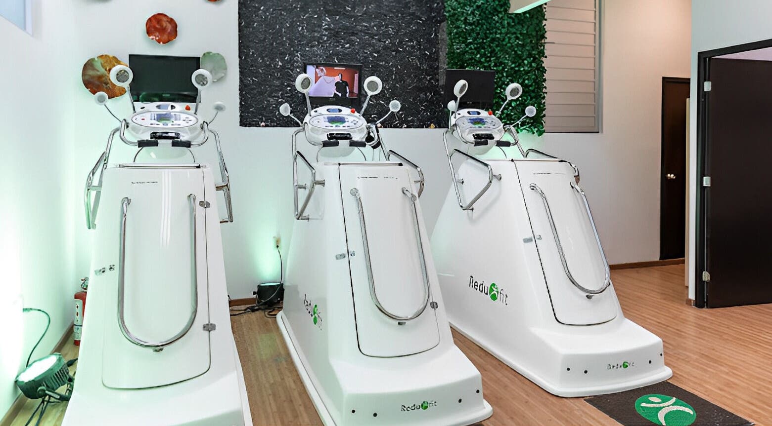 Máquinas de tratamiento vanguardistas en Redufit SPA, Tepic, Nayarit, MX, para una experiencia de bienestar única.