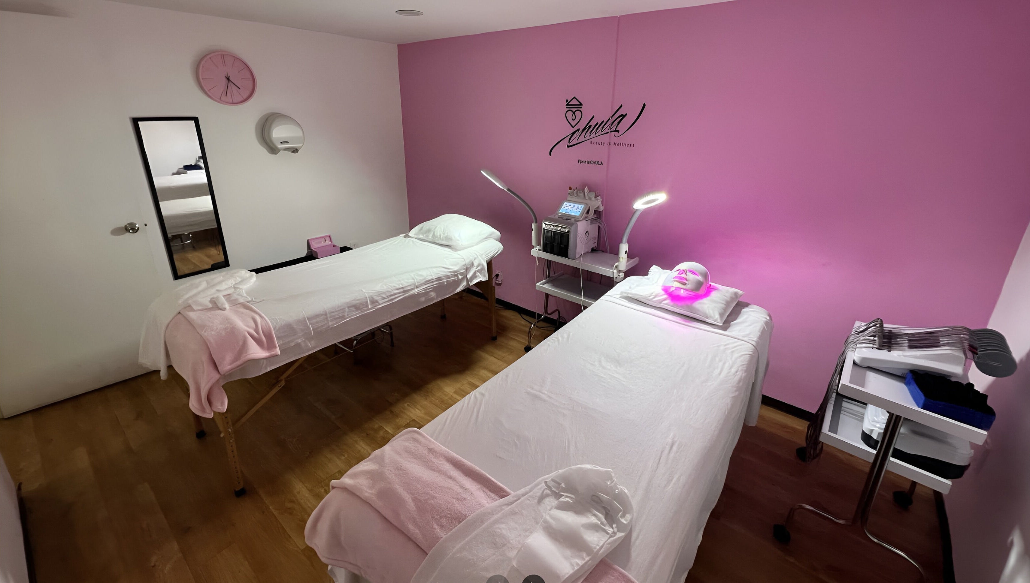 Sala de tratamientos en Chula BW, Naucalpan De Juárez, Estado De México, MX con camas dobles para masajes.