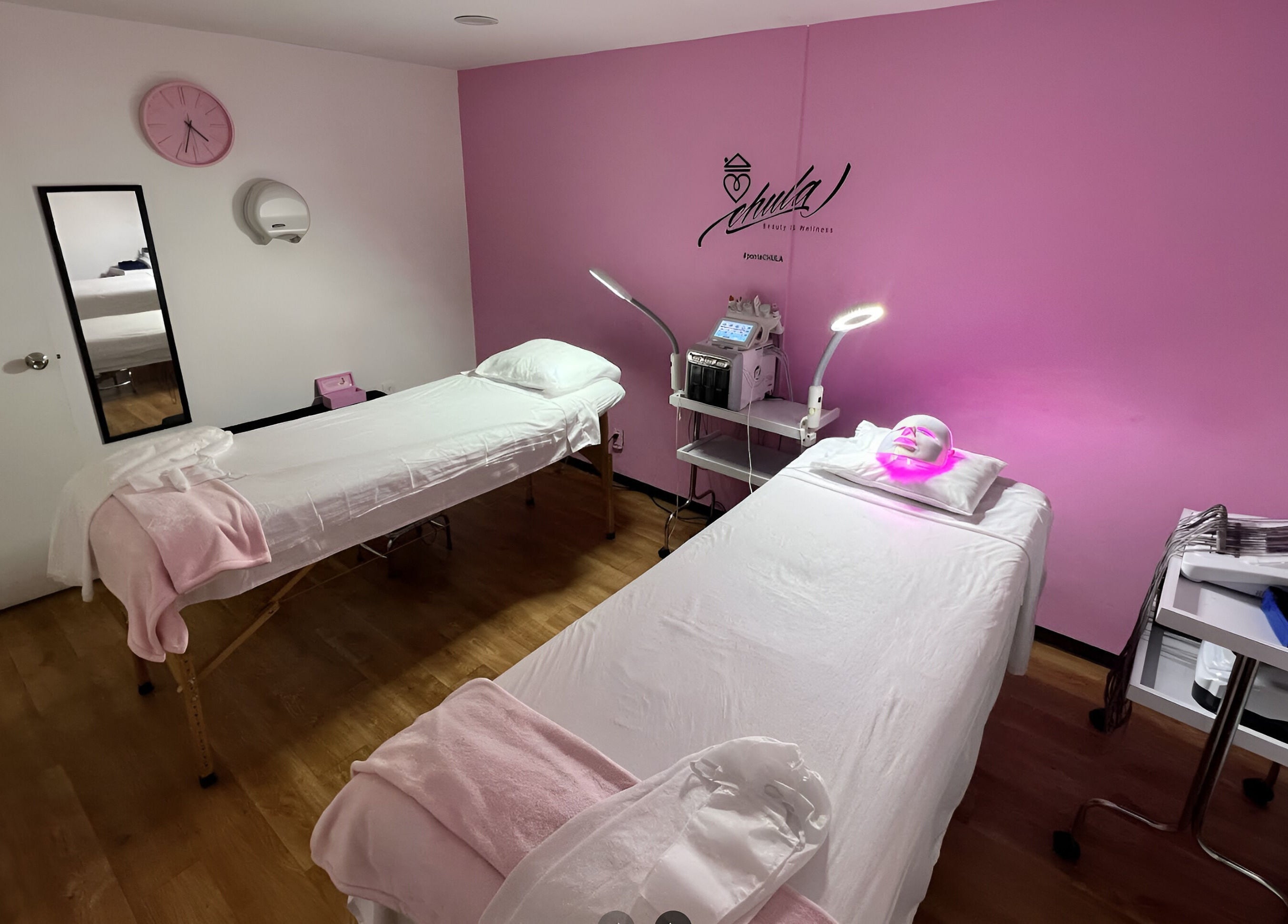 Sala de tratamientos en Chula BW, Naucalpan De Juárez, Estado De México, MX con camas dobles para masajes.