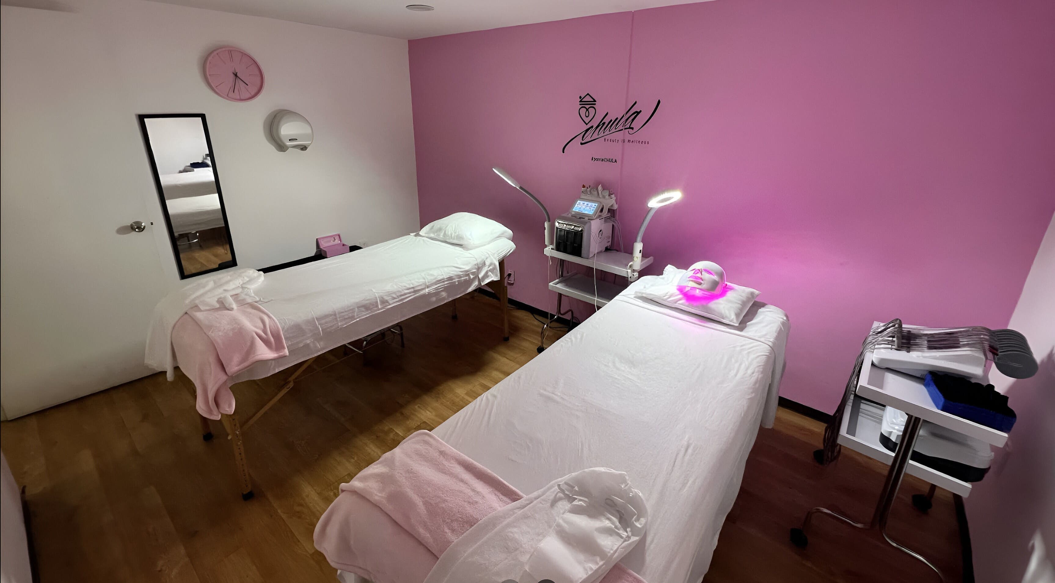 Sala de tratamientos en Chula BW, Naucalpan De Juárez, Estado De México, MX con camas dobles para masajes.