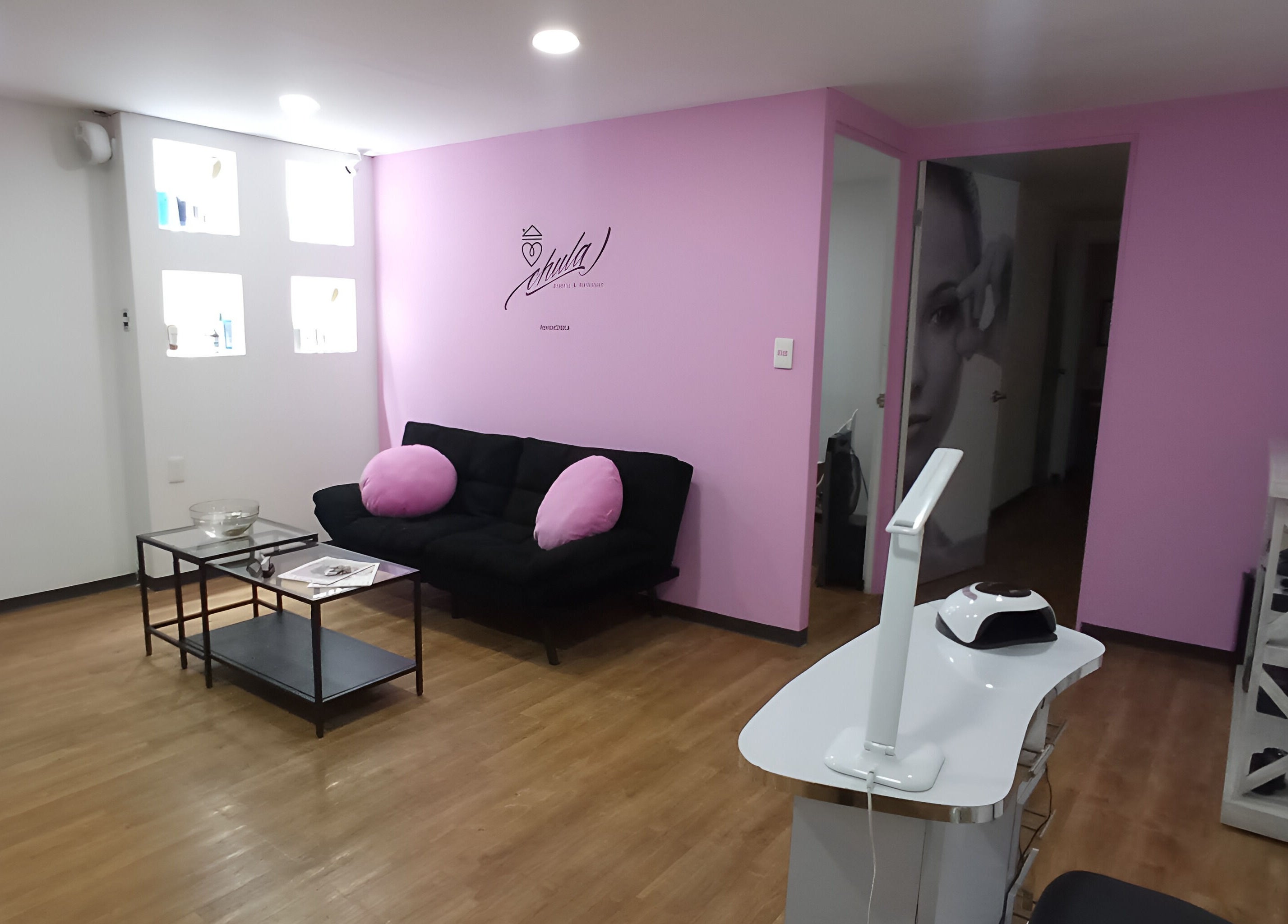 Sala de espera acogedora en Chula BW, Naucalpan De Juárez, Estado De México, MX con decoración rosa.