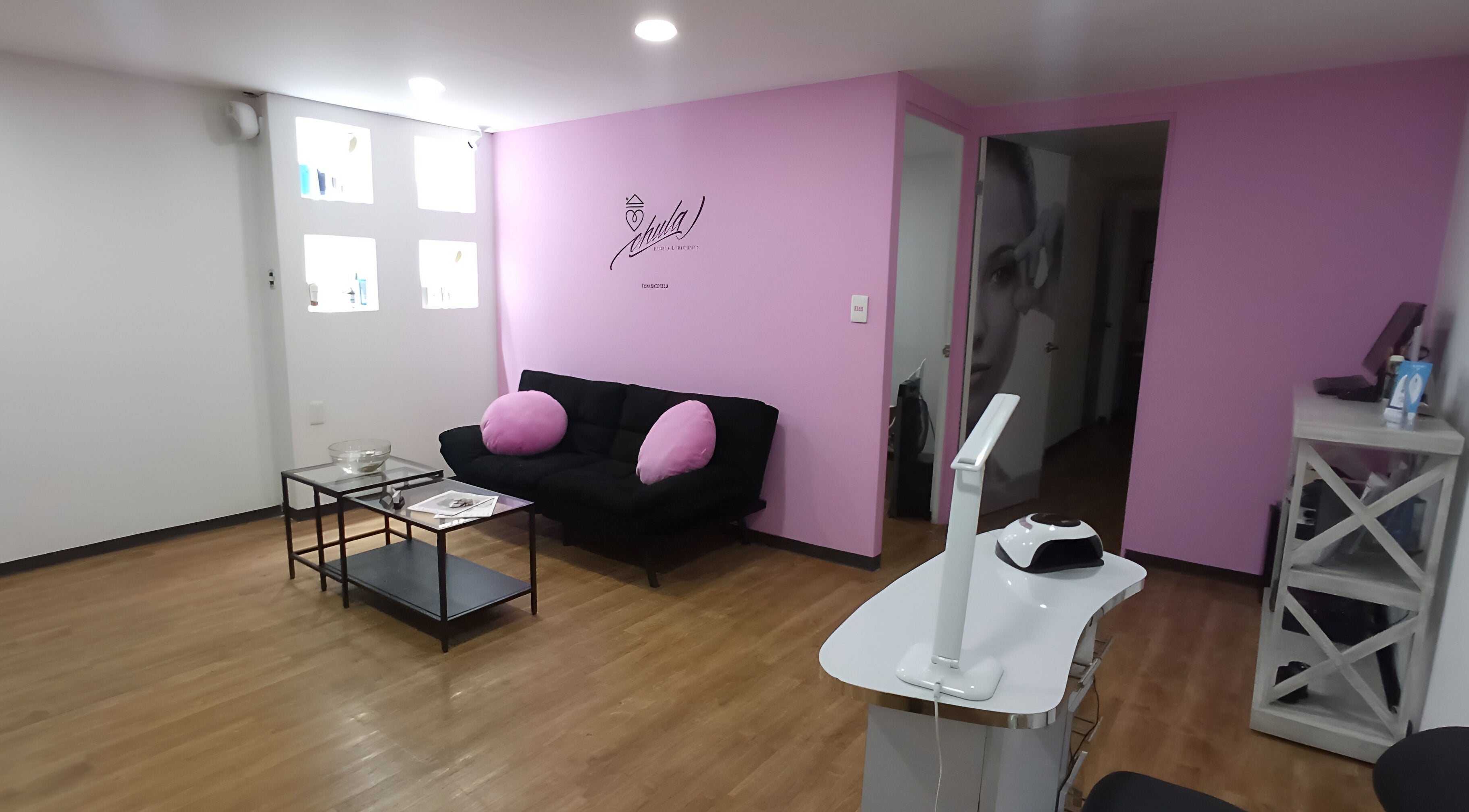 Sala de espera acogedora en Chula BW, Naucalpan De Juárez, Estado De México, MX con decoración rosa.