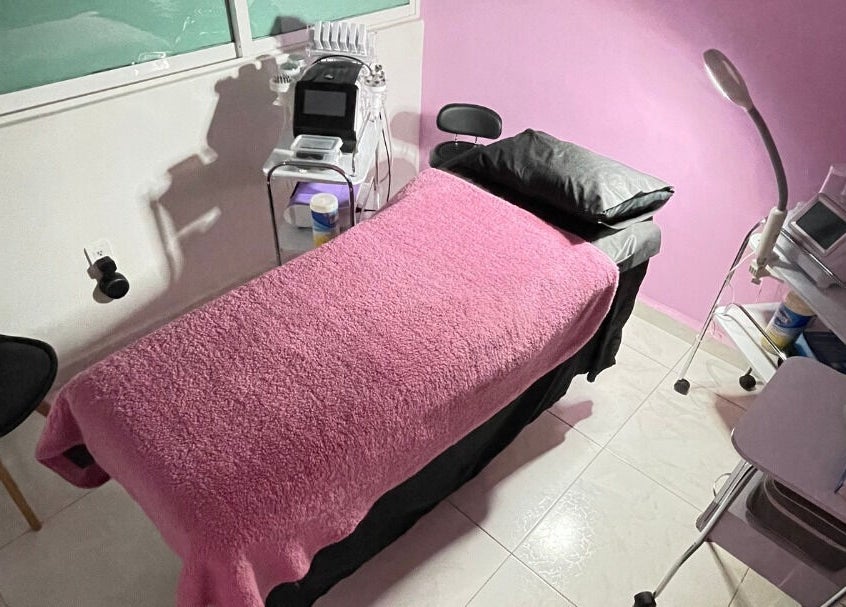 Sala de tratamiento con camilla rosa en Chula BW, Naucalpan De Juárez, Estado De México, MX.