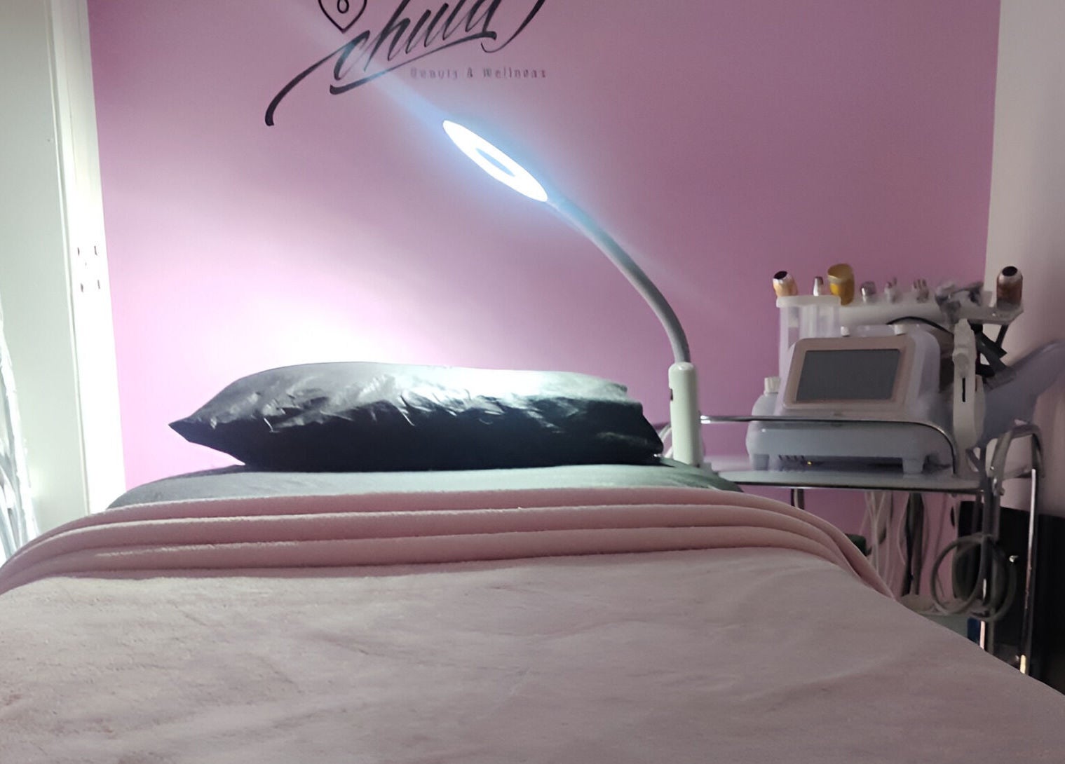 Camilla en Chula BW, Naucalpan De Juárez, Estado De México, MX, preparada para tratamientos de belleza.