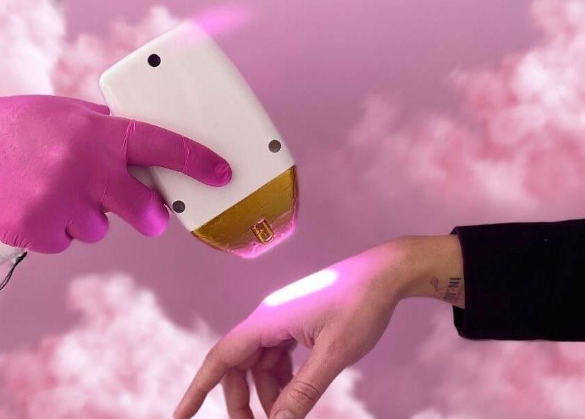 Tratamiento láser en mano en Chula BW, Naucalpan De Juárez, Estado De México, MX, con guante rosa.