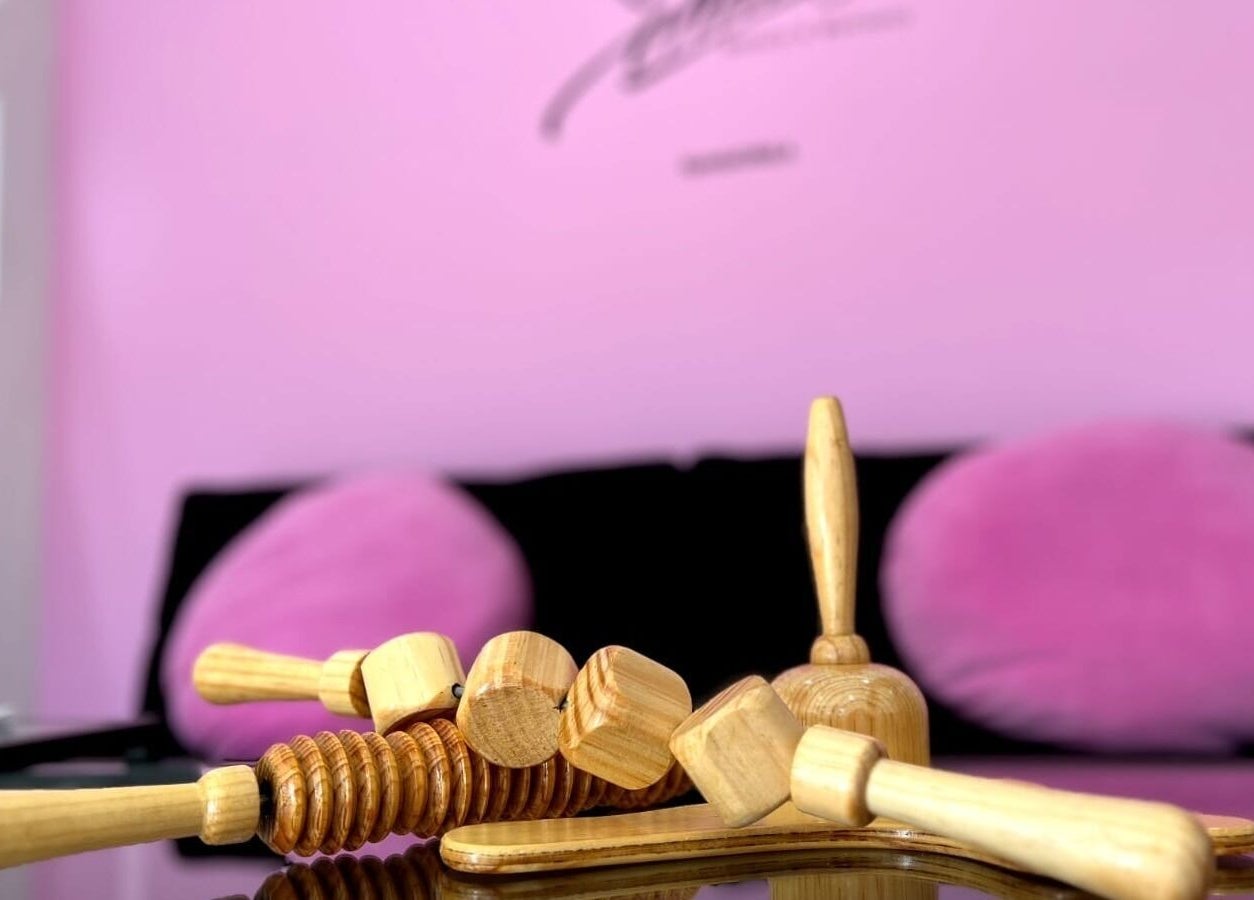 Instrumentos de masaje en Chula BW, Naucalpan De Juárez, Estado De México, MX, con fondo de almohadones rosas.