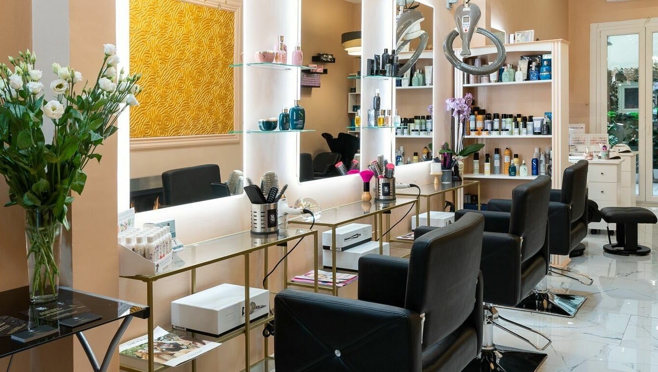 Interno moderno di Beauty Lounge 1 221 a Firenze, Toscana, IT con specchi illuminati e postazioni di bellezza.