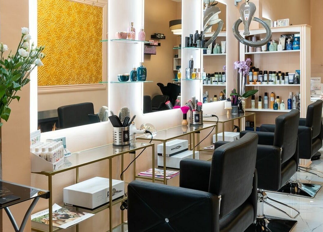 Interno moderno di Beauty Lounge 1 221 a Firenze, Toscana, IT con specchi illuminati e postazioni di bellezza.